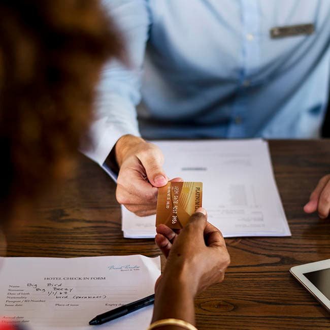 qué comprenden los delitos relacionados con tarjetas de crédito y cuáles son ejemplos de estos delitos en el Perú